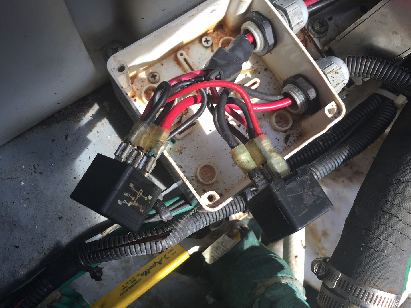 04 340 Sundancer hatch actuators relay boxes Club Sea Ray